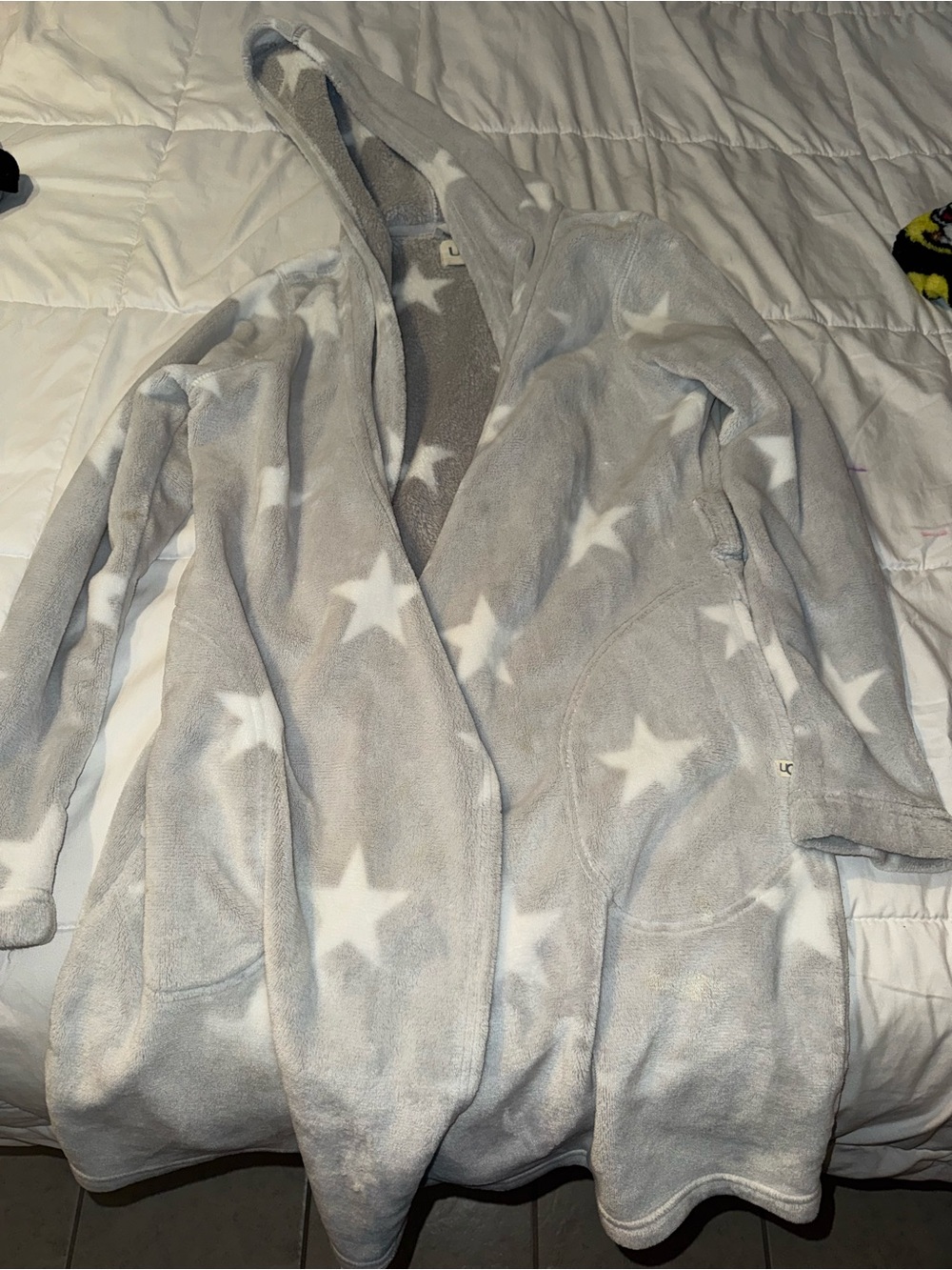 Plush Hooded Star Print Robe in Light Gray & White